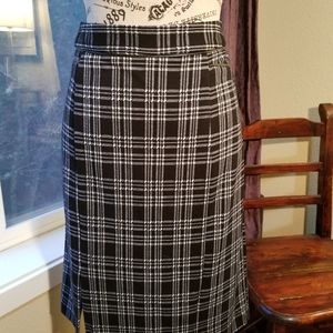 Classic geometric pencil skirt with left slit